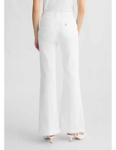 Pantalón acampanado con botones joya